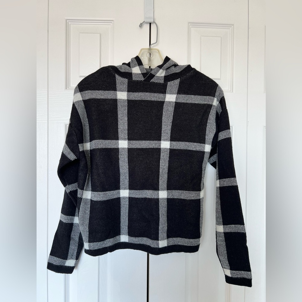 Suzy Shier Black and White Checkered Turtleneck Sweater